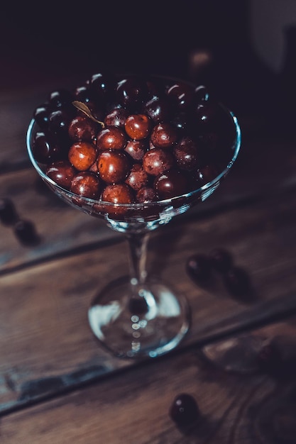 Cerise dans un bol en verre