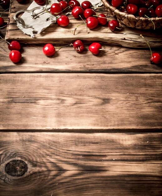 Cerise dans un panier sur la planche