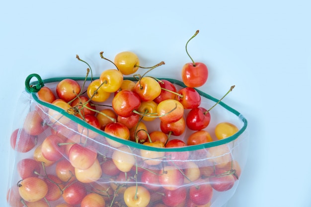 Cerise douce dans un emballage écologique. Sacs réutilisables pour légumes et fruits. Shopping dans le magasin, vente au détail. Emballage écologique.