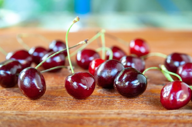 Cerise douce sur un fond en bois