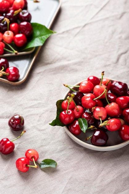 Cerise douce fraîche avec des feuilles vertes