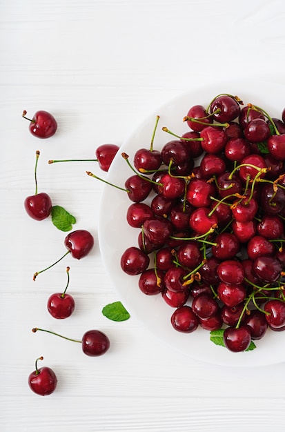 Cerise douce mûre sur une assiette. Mise à plat. Vue de dessus