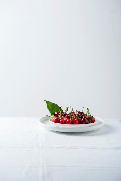 Cerise douce sur la nappe en lin blanc