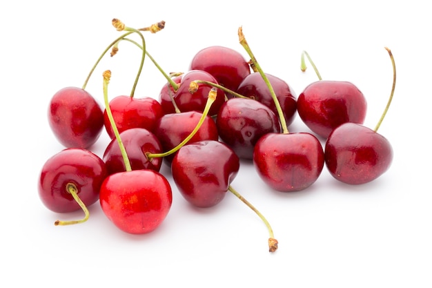 Cerise fraîche sur fond blanc.