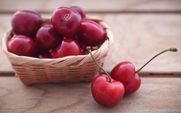 Cerise fraîche et juteuse sur fond de bois