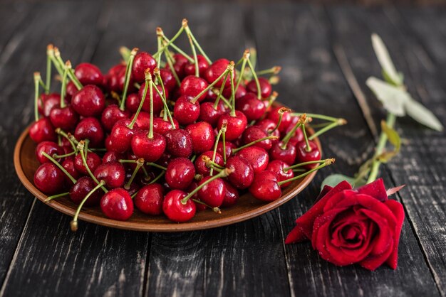 Photo cerise humide avec des feuilles et des gouttes