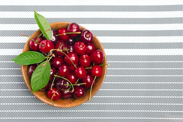 Cerise De Jardin Fraîche Crue Dans Un Bol En Bois