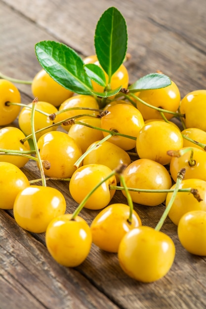 Cerise jaune sur un fond en bois