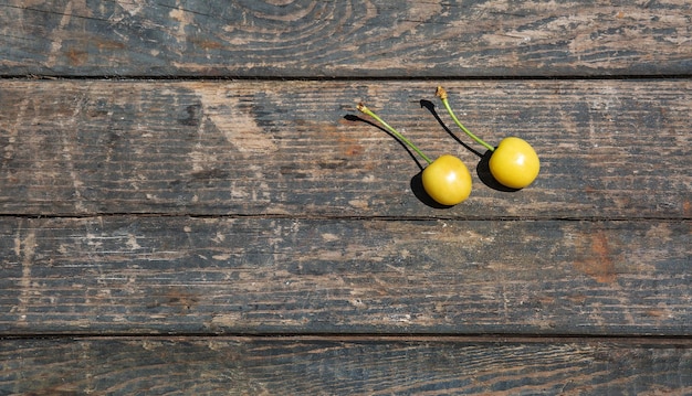 Cerise jaune sur une texture en bois Planches Jardin potager rural fruits