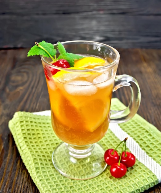 Cerise limonade et orange dans un verre à vin sur un tableau noir