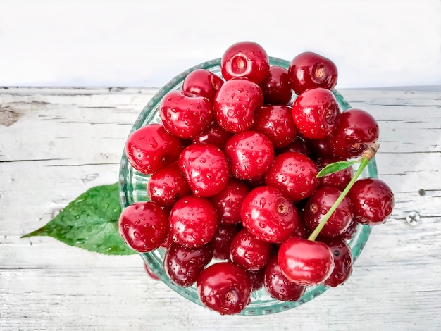 Cerise mûre avec feuille verte