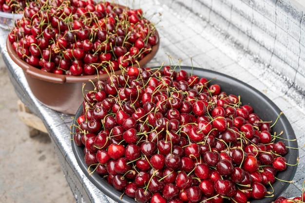 Une cerise rouge dans un panier