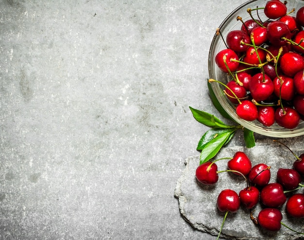 Cerise rouge dans la tasse.