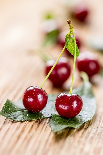 cerise rouge sur fond de table en bois