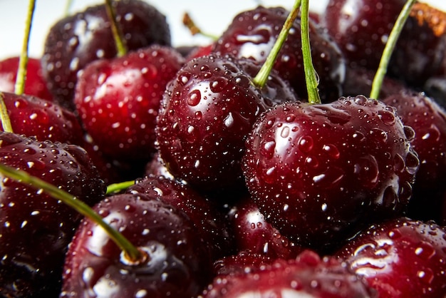 cerise rouge juteuse avec des gouttes d'eau sur les baies