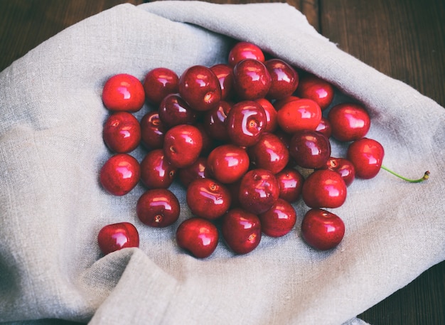 Cerise rouge mûre sur une serviette grise