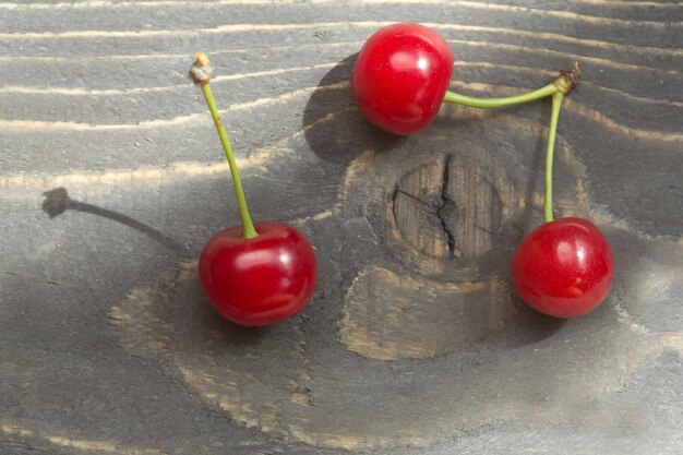 Cerise rouge sur table en bois