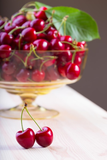 Cerise rouge à la table en bois