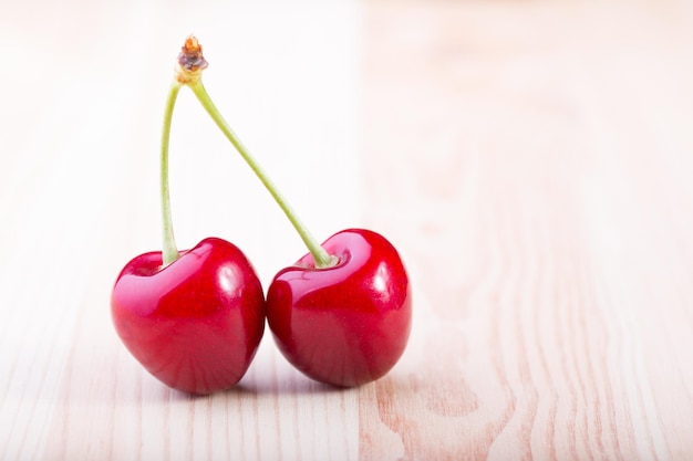 Cerise rouge à la table en bois