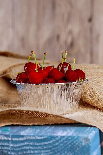 Cerise sur la vieille table bleue