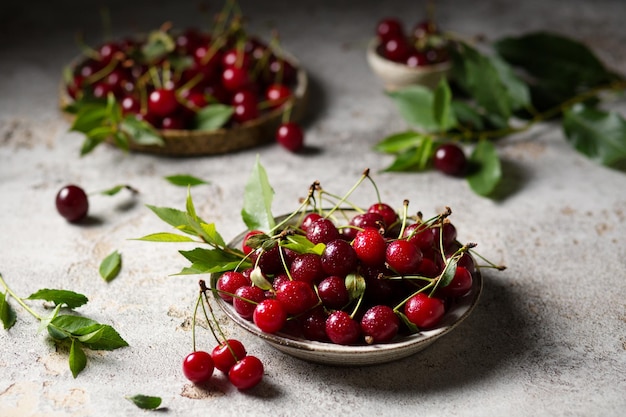 Cerises sur une assiette Une nouvelle récolte de baies Baies sucrées sur la table