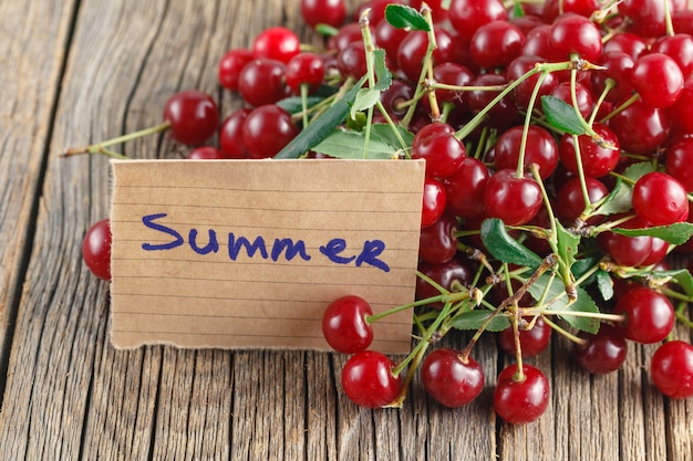 Cerises biologiques crues prêtes