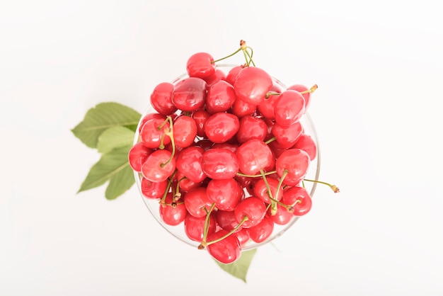 Cerises cerises cerises dans un bol de couleur et serviette de cuisine cerise rouge cerises fraîches cerise sur fond blanc concept d'aliments sains