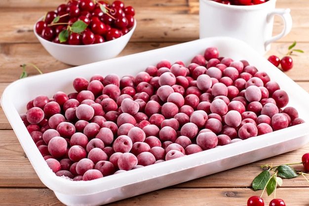 Cerises congelées sur une table en bois Aliments congelés