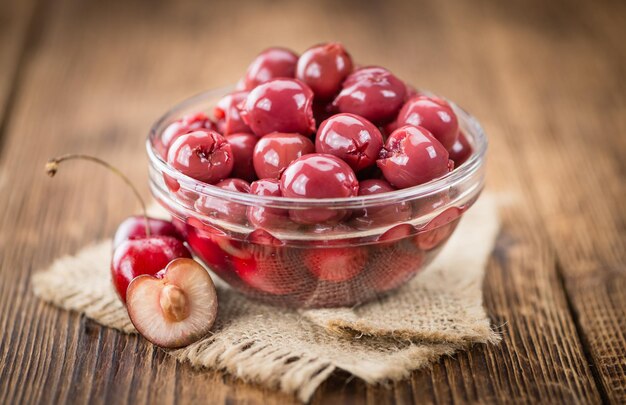 Cerises conservées fraîches sur un fond rustique