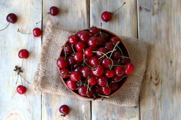 Cerises dans des bols sur fond sombre