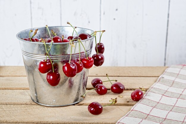 Cerises dans un petit seau en métal