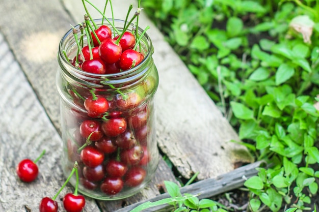 Cerises dans un pot transparent