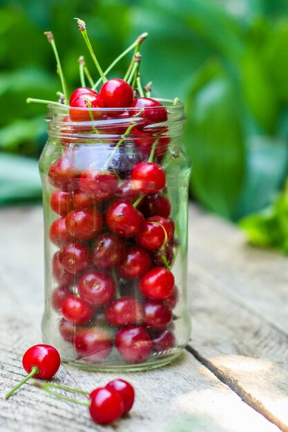 Cerises dans un pot transparent