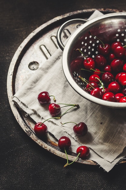 Cerises douces dans une passoire