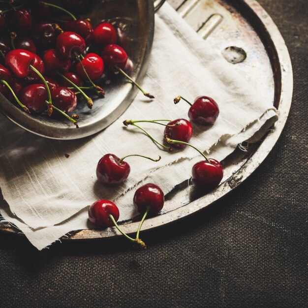 Cerises douces dans une passoire