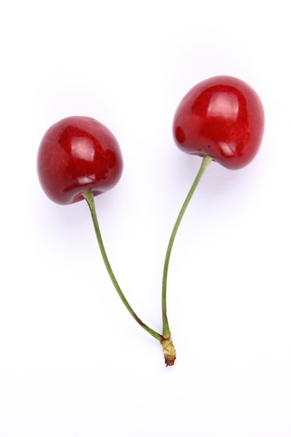 Cerises douces sur fond blanc