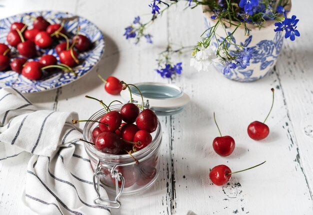 Cerises douces sur fond de bois blanc