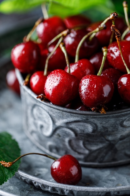 Cerises douces fraîches sur table avec des gouttes d'eau