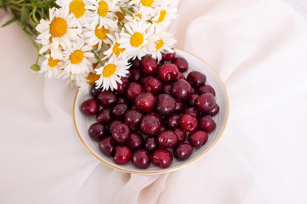 Cerises douces sur plaque dorée à la camomille