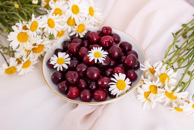 Cerises douces sur plaque dorée à la camomille