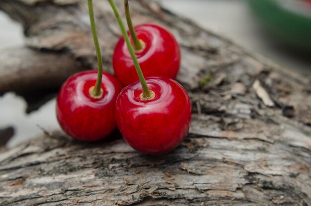 cerises douces et rouges récoltées sur bois rustique