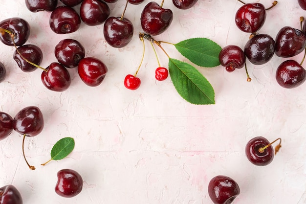 Photo cerises douces sur la vue de dessus de fond de couleur rose