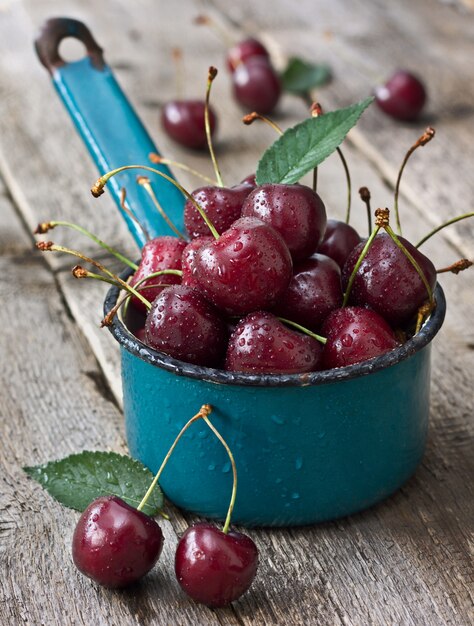 Cerises sur fond de bois