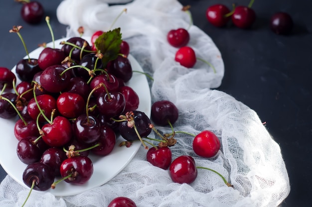 Cerises fraîches en assiette