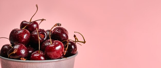 Photo cerises fraîches dans un bol sur fond rose