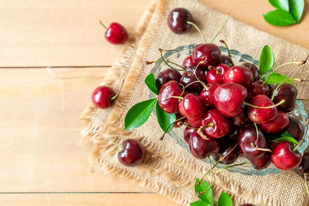 Cerises fraîches dans un bol