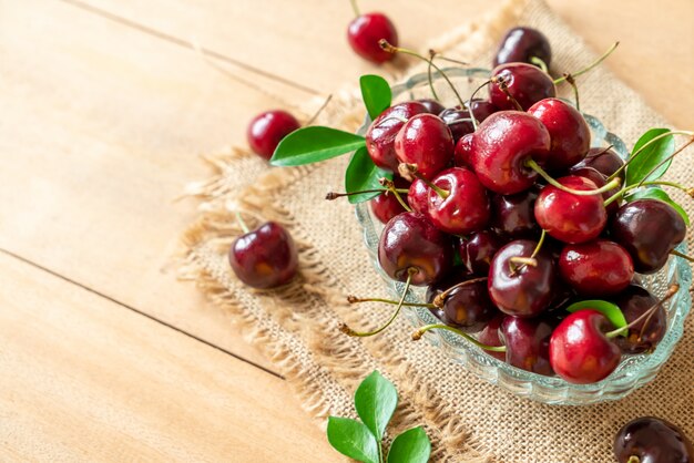 Cerises fraîches dans un bol