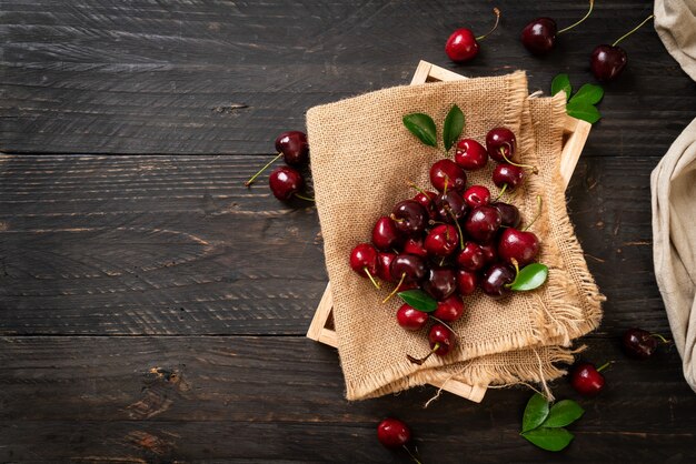 Cerises Fraîches Dans Un Bol