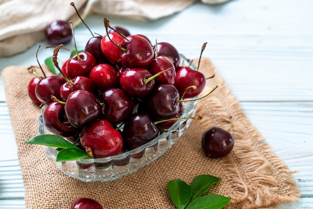 Cerises fraîches dans un bol