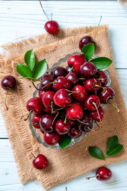 Cerises fraîches dans un bol